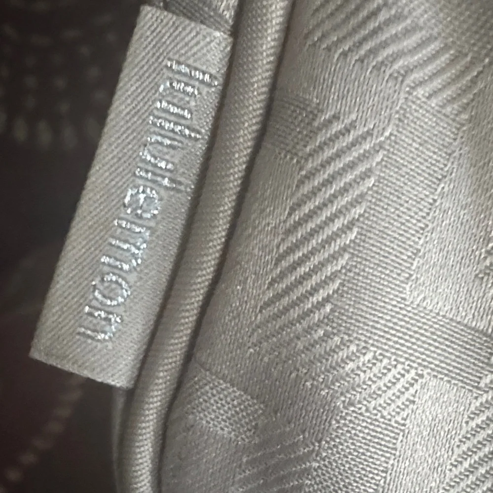 👜 Lululemon Everywhere Belt Bag – L Monogram Jacquard NWT - Picture 9 of 9